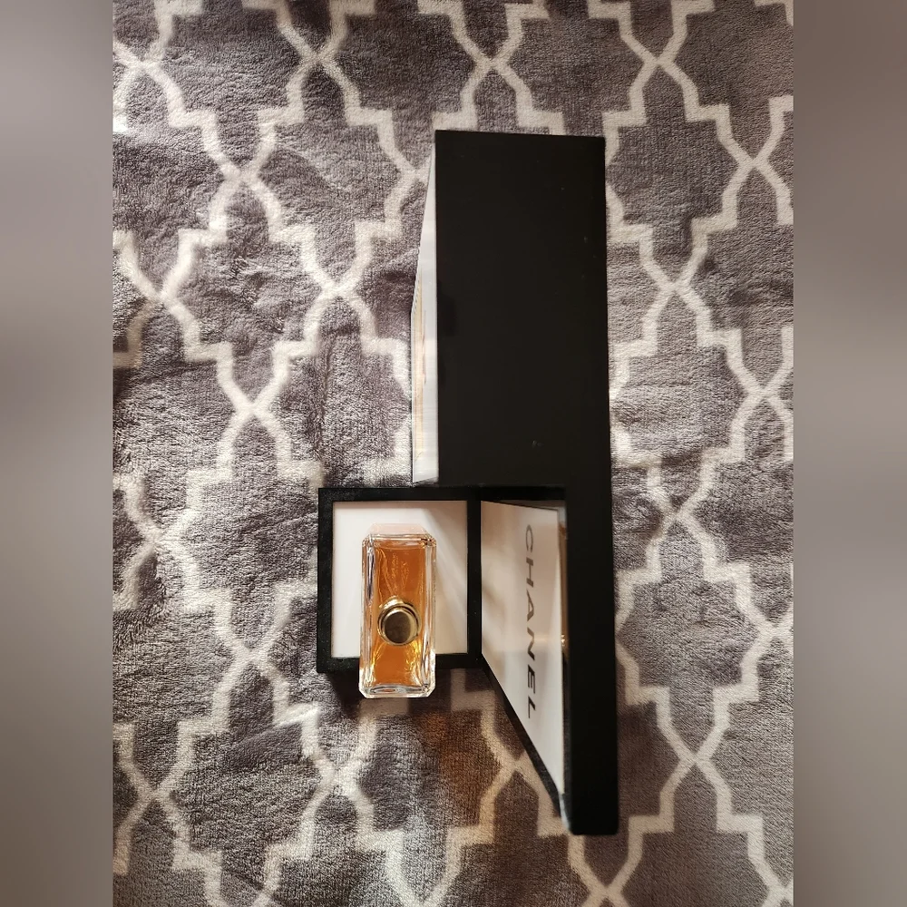 CHANEL Luxury Beauty VANITY DISPLAY STAND (DISPLAY ONLY) COCO NOT INCLUDED NWOT